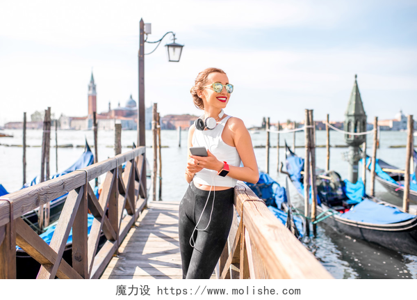 在威尼斯码头晨练的女子在威尼斯晨练